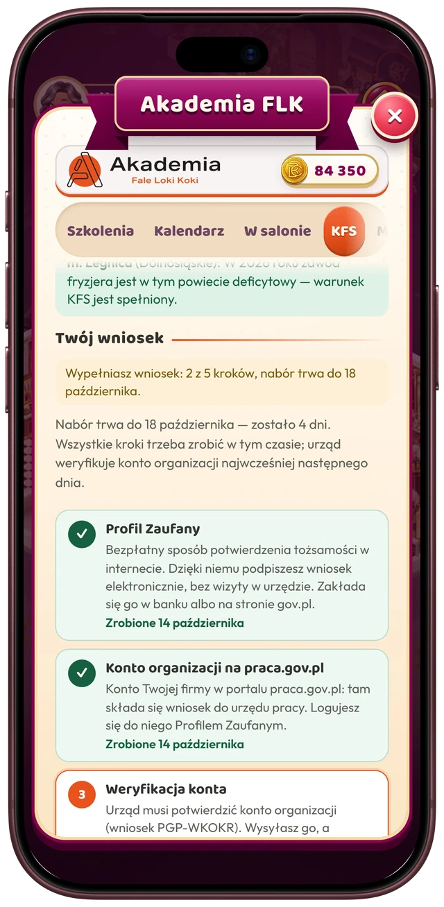 Ekran gry na iPhonie: zakładka KFS w Akademii FLK – nabór w Legnicy trwa do 18 października, wniosek o dofinansowanie w toku: Profil Zaufany i konto na praca.gov.pl odhaczone, następny krok to weryfikacja konta.