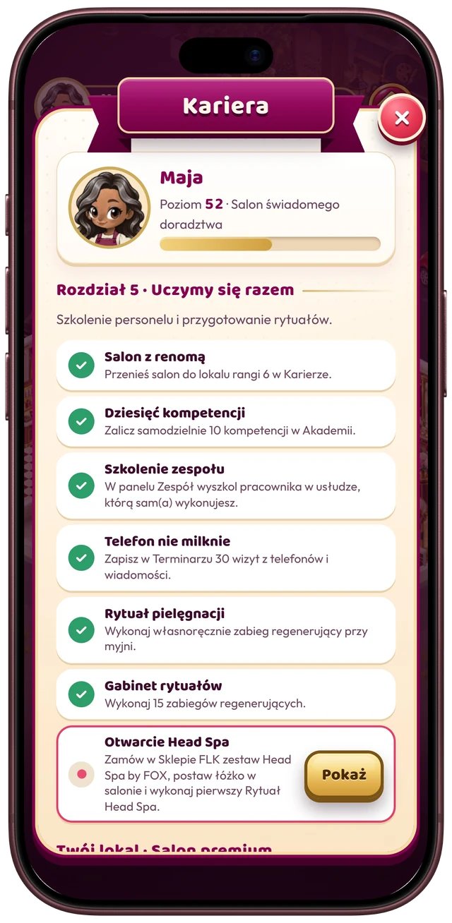 Ekran gry na iPhonie: Kariera, Maja na poziomie 52 – rozdział 5 „Uczymy się razem” z zaliczonymi zadaniami: Salon z renomą, Dziesięć kompetencji, Szkolenie zespołu, Telefon nie milknie, Rytuał pielęgnacji i Gabinet rytuałów, a kolejne do wykonania to Otwarcie Head Spa z przyciskiem „Pokaż”.